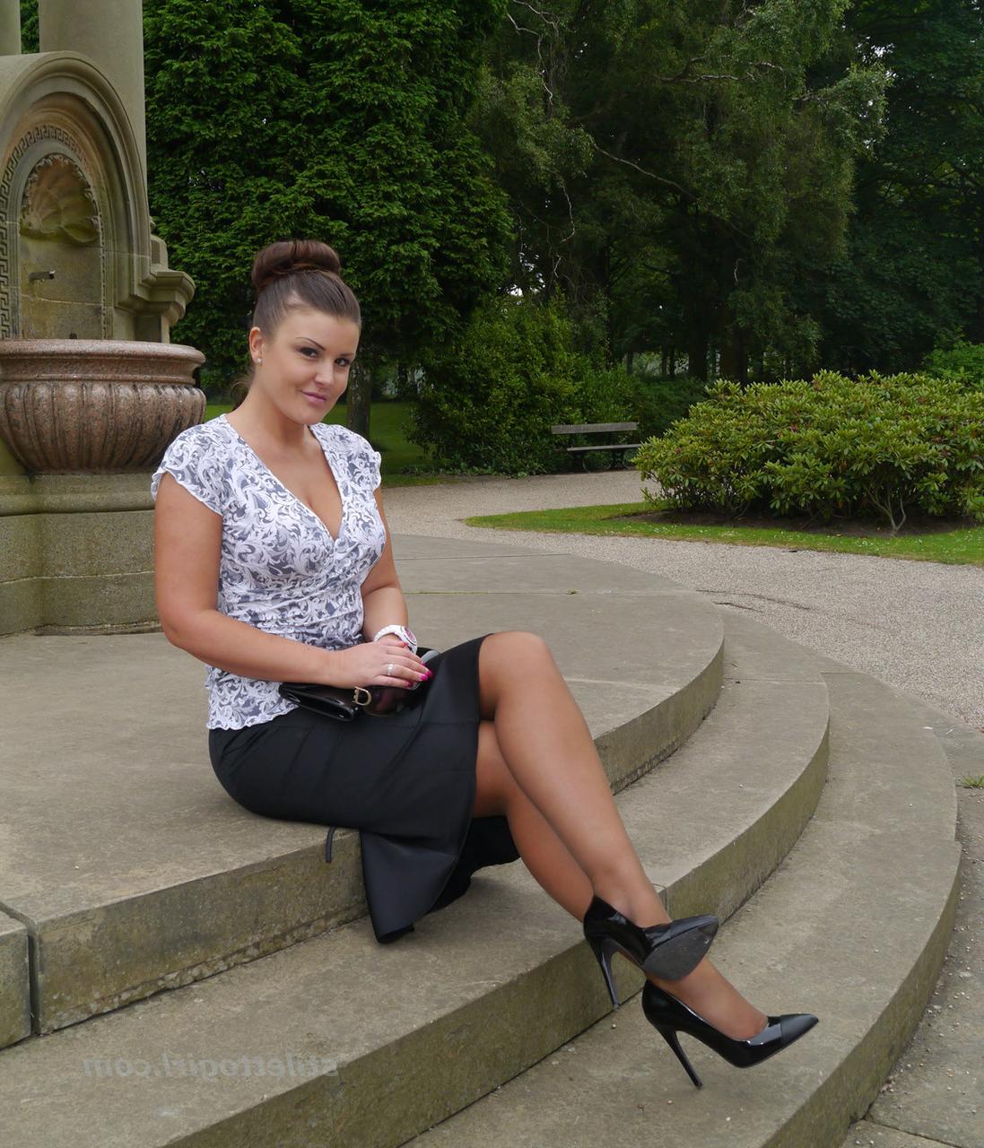 16P Die gekleidete Frau Karen zeigt ihre neuen Stilettos in einem Park