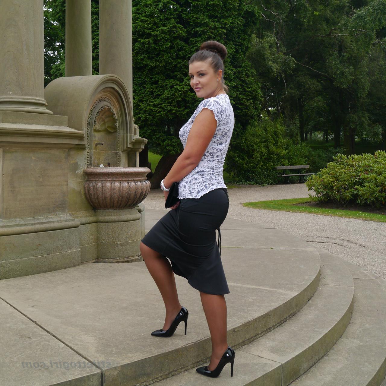 16P Die gekleidete Frau Karen zeigt ihre neuen Stilettos in einem Park