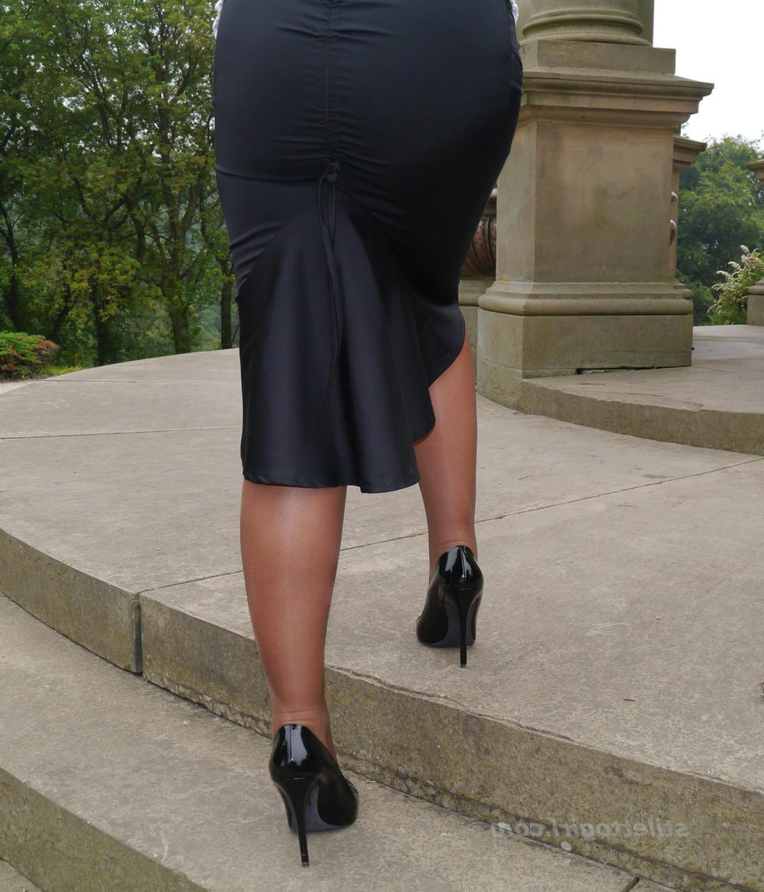 16P Die gekleidete Frau Karen zeigt ihre neuen Stilettos in einem Park