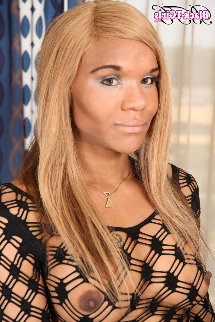 15P ダイモンド・ダイアック氏が出演するBlack TGirlsホットポルノ写真
