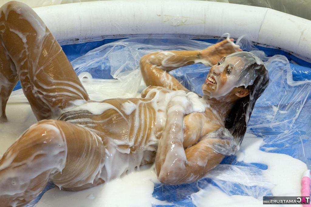 20P Une amatrice enlève son bikini avant que son amie lesbienne ne la recouvre de slime