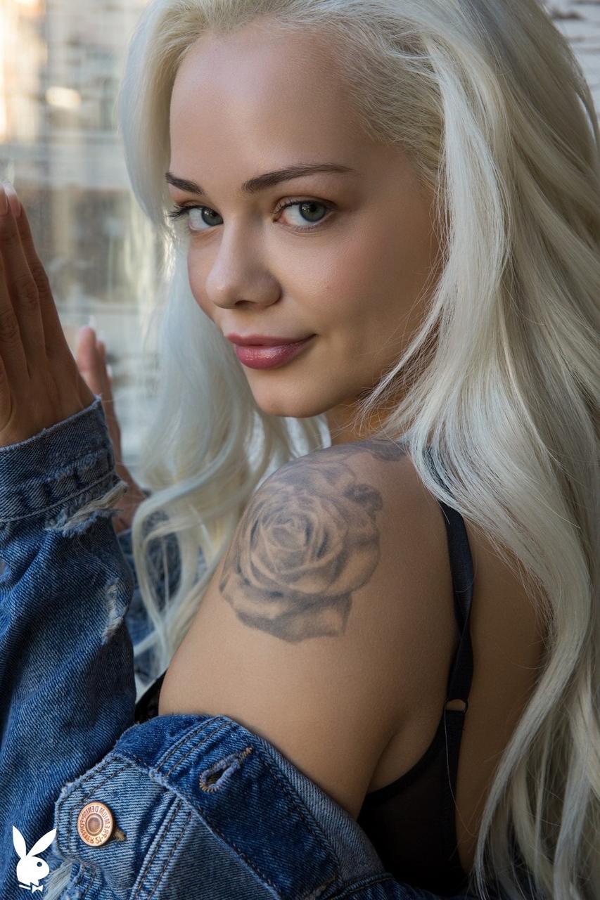 16P Loira pequena com rosto perfeito Elsa Jean brinca enquanto tira a roupa