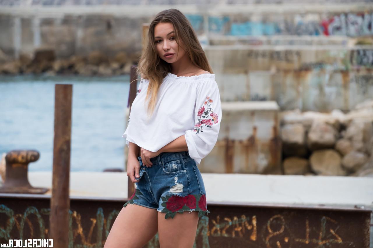 15P Boy in funny outfit satisfies comely girlfriend Taylor Sands on the pier