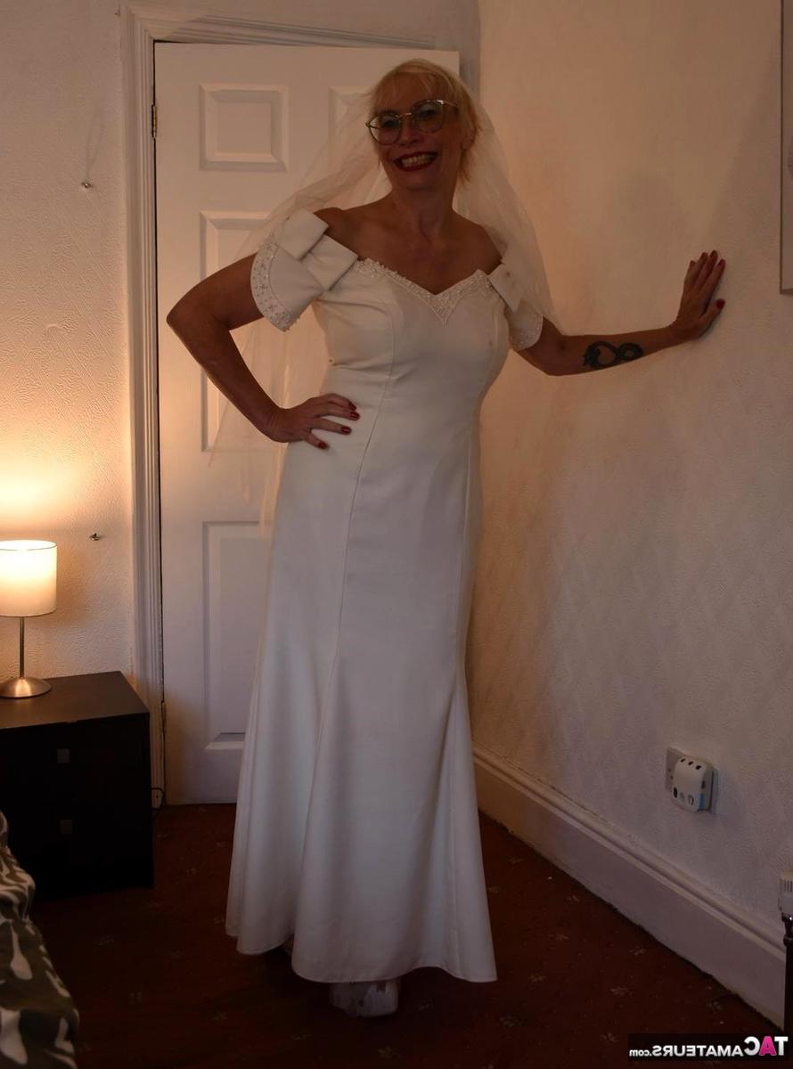 16P La británica barby slut muestra sus grandes tetas vestida de novia
