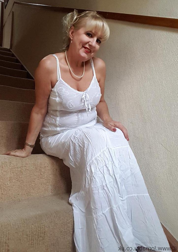 15P A britânica Lorna Blu mostra seus peitos grandes em lingerie branca na cama