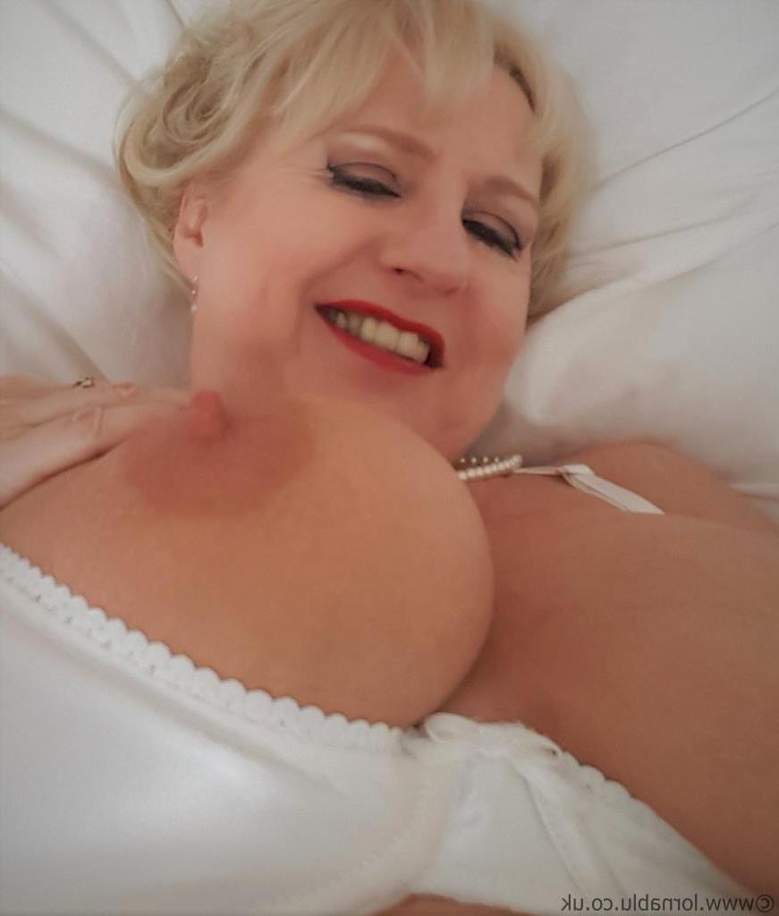 15P A britânica Lorna Blu mostra seus peitos grandes em lingerie branca na cama