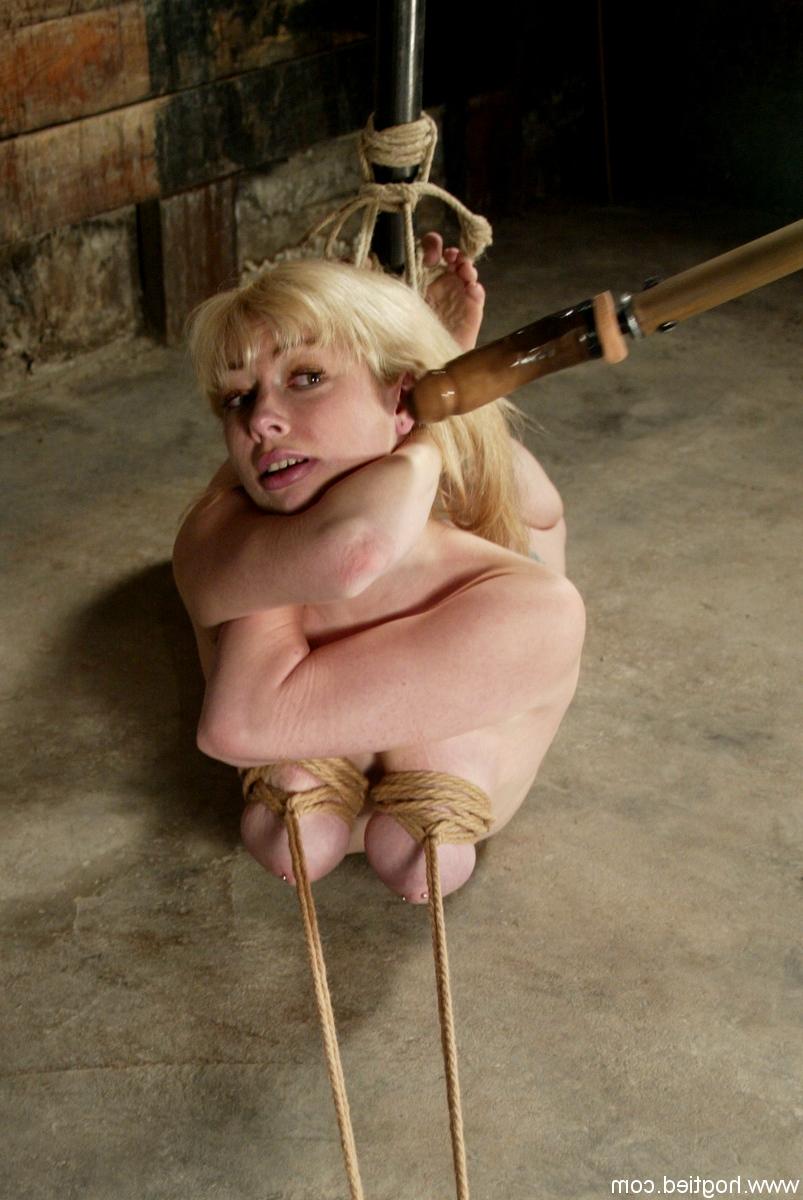 20P La esclava rubia Adrianna Nicole es atada y jugueteada brutalmente con la boca