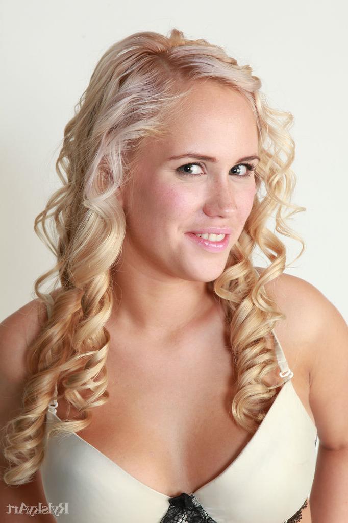 16P Chica rubia solitaria se quita la lencería para modelar solo con medias sexys