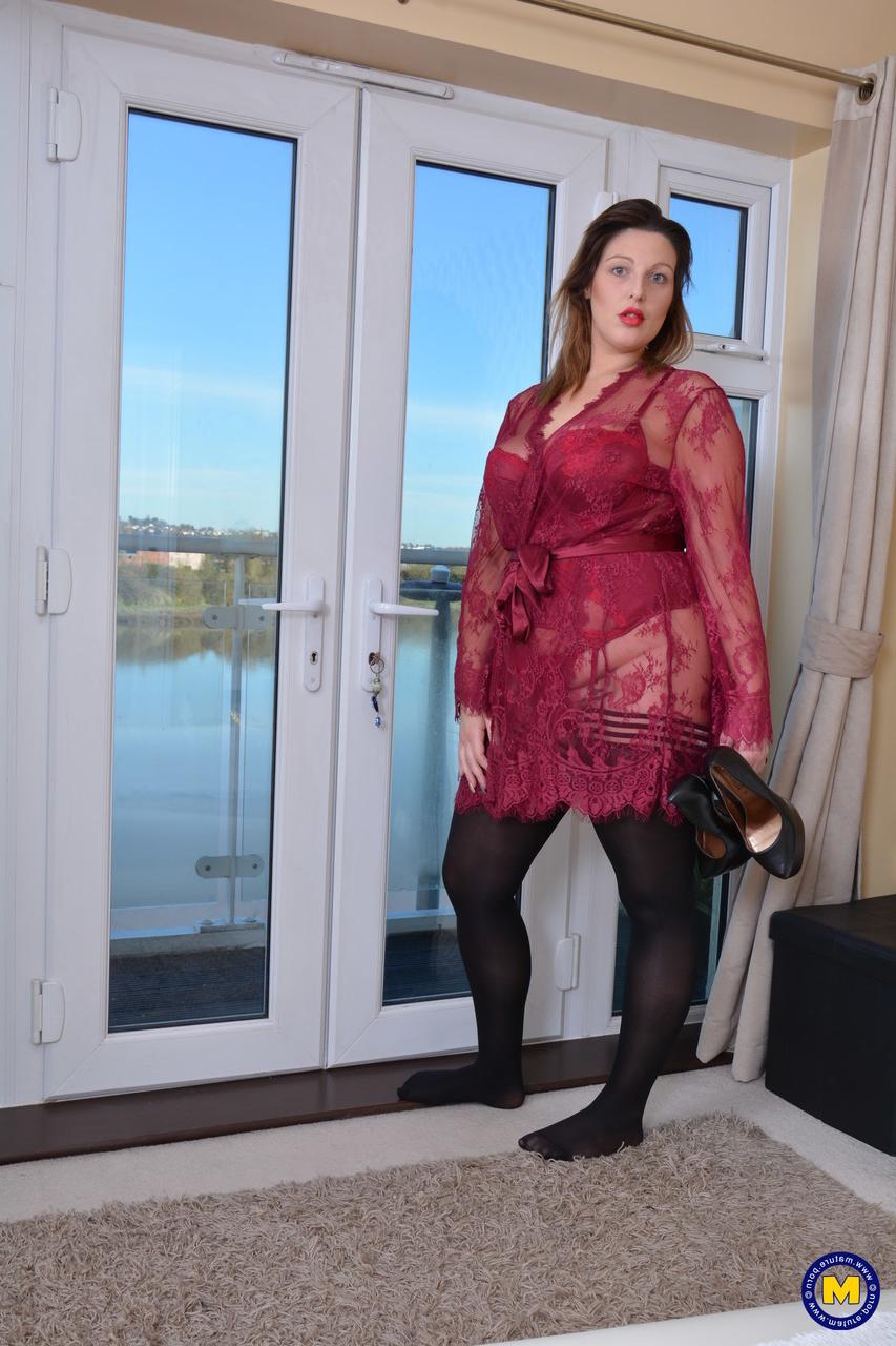 16P Gorda madura peituda em lingerie vermelha lambendo os mamilos com a língua perfurada
