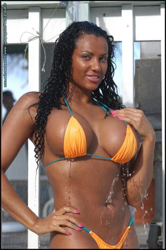 15P A modelo fitness latina Exotica Soto posa de biquíni durante ação à beira-mar