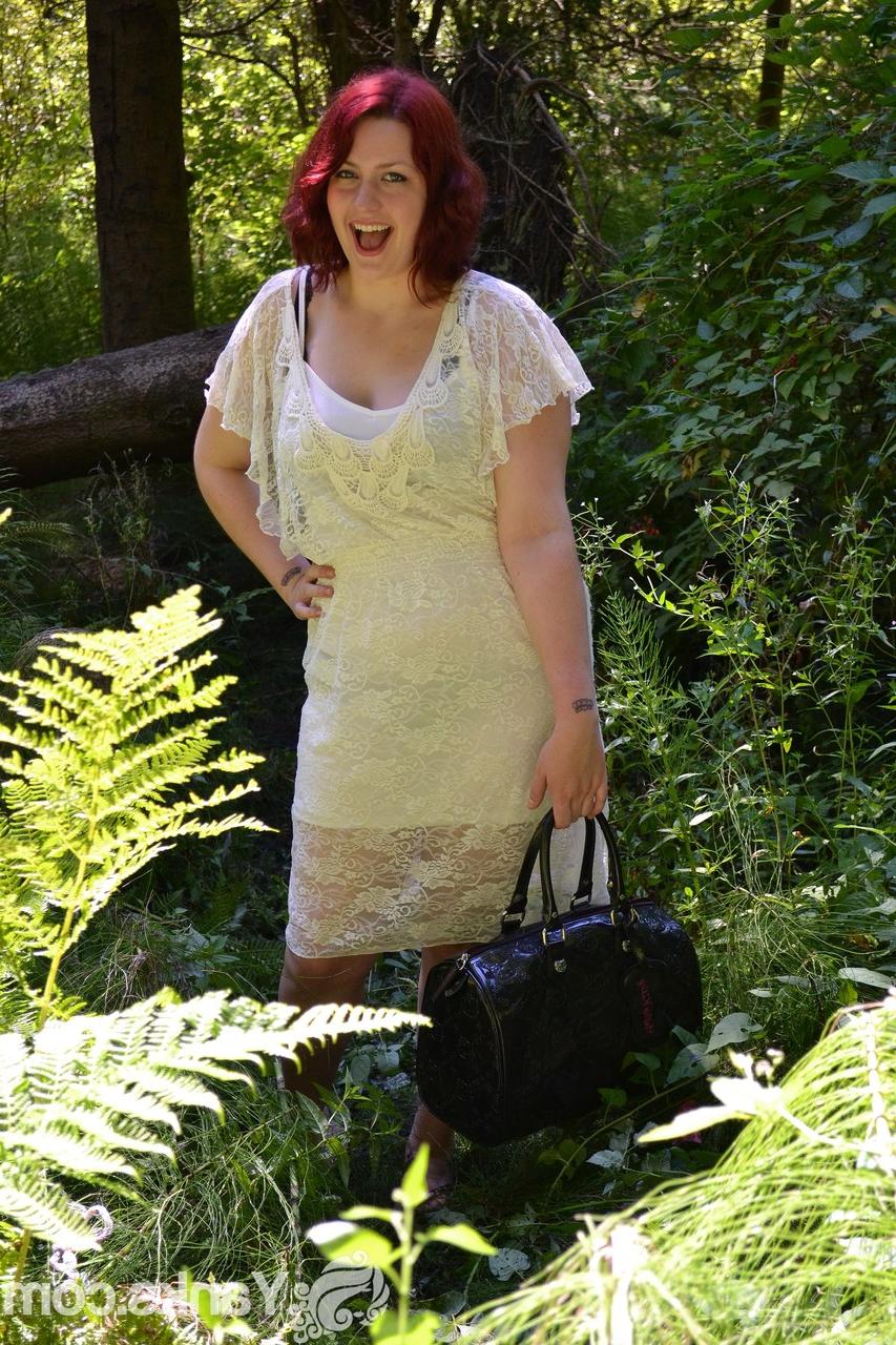 17P La puma pelirroja Hannah Belmont aprieta grandes tetas y se masturba en el bosque
