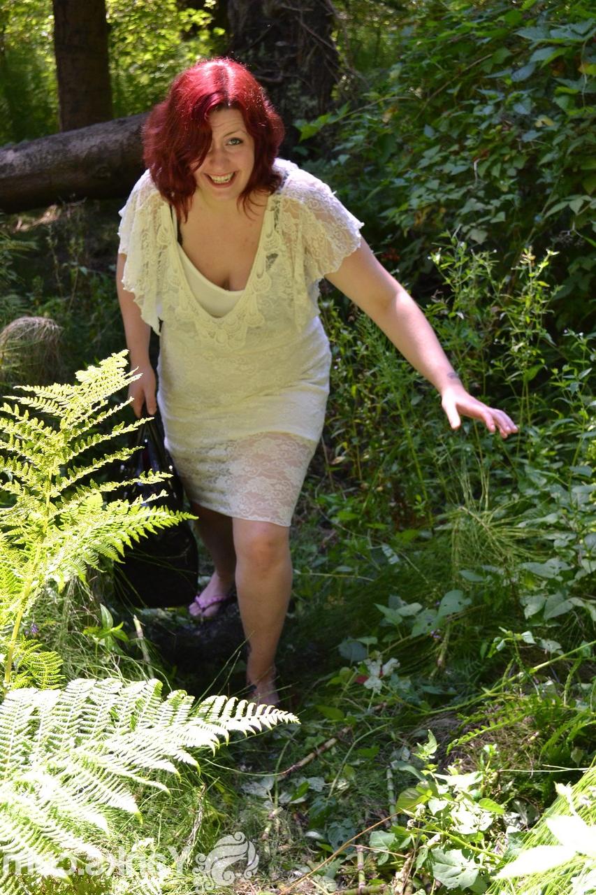 17P La puma pelirroja Hannah Belmont aprieta grandes tetas y se masturba en el bosque