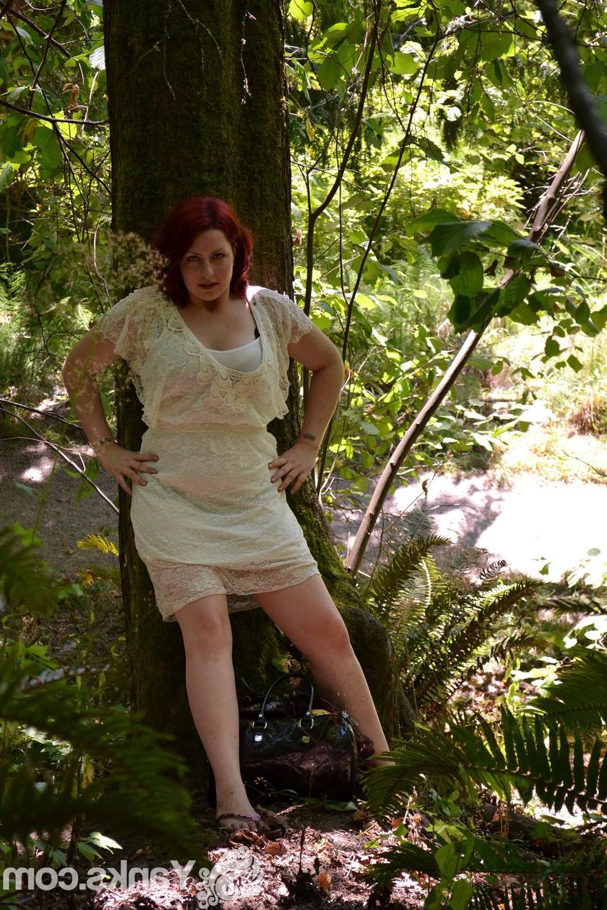17P La puma pelirroja Hannah Belmont aprieta grandes tetas y se masturba en el bosque