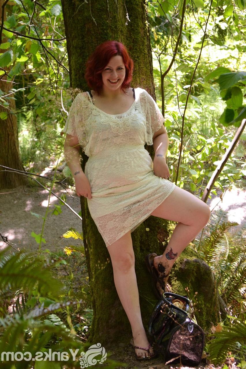 17P La puma pelirroja Hannah Belmont aprieta grandes tetas y se masturba en el bosque