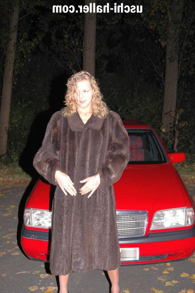 15P A garota loira Tatjana pisca à noite antes de fazer um boquete em um carro