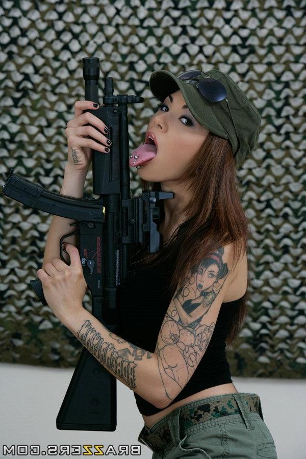 16P A estrela porno Adrenalynn tira o biquíni para se masturbar