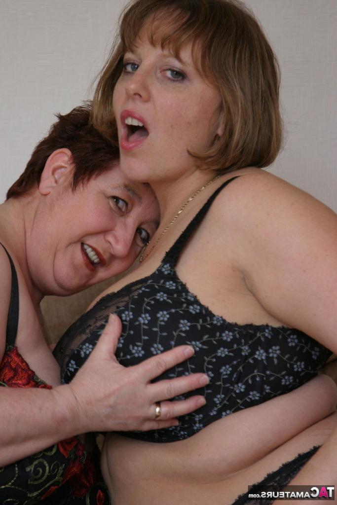 20P La amateur Kinky Carol y su novia lesbiana muestran sus grandes culos