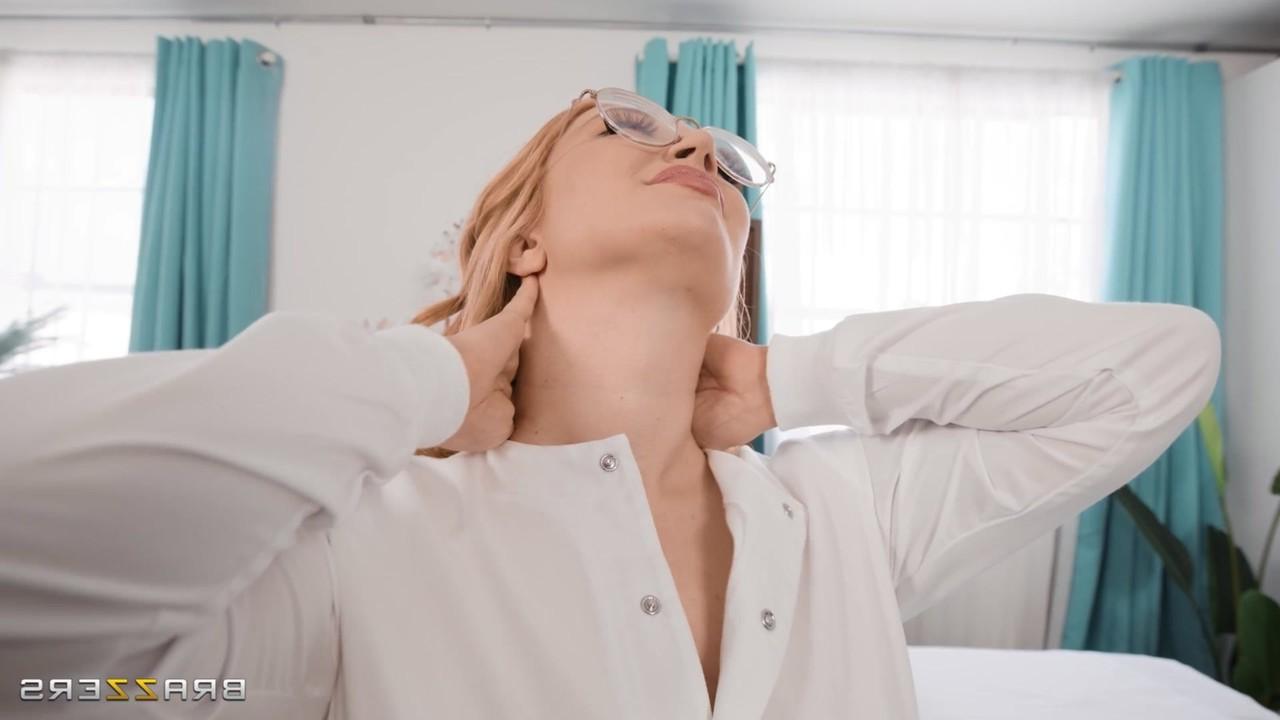 20P Halle Hayes, une femme d'ébène en chaleur, et la masseuse MILF Emma Magnolia partagent une bite.