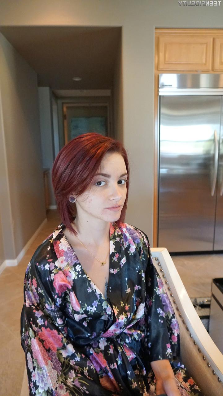 16P Lola Fae, pálida e magra, tira a roupa para mostrar seus peitos minúsculos e sua bunda adolescente pequena