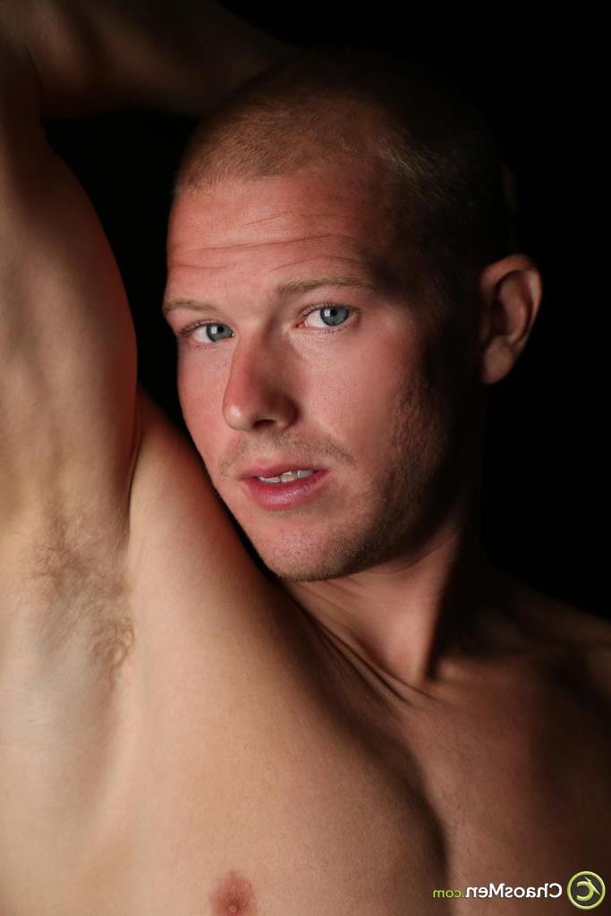 20P El gay con la cabeza rapada Kasey revela su cuerpo delgado, su pene rígido y su culo apretado