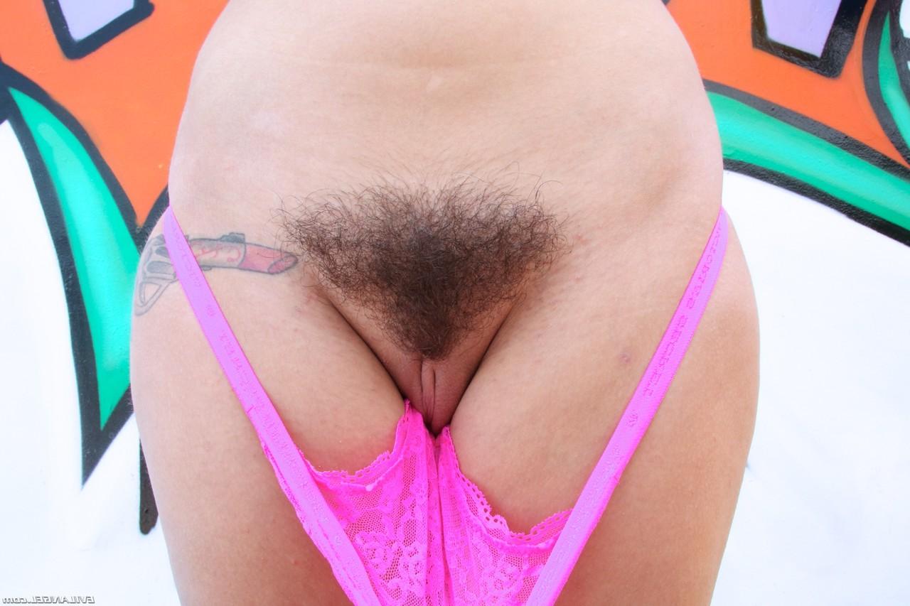 20P A adolescente morena curvilínea Karlee Gray mostra seus peitos grandes e sua vagina peluda