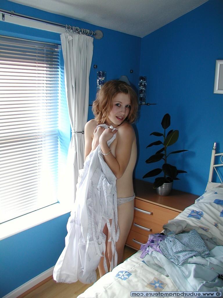 20P Amateur-Liebling Kelli posiert auf Reisen nackt und in ihren Dessous