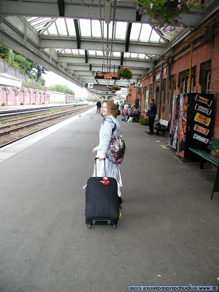 20P Amateur-Liebling Kelli posiert auf Reisen nackt und in ihren Dessous