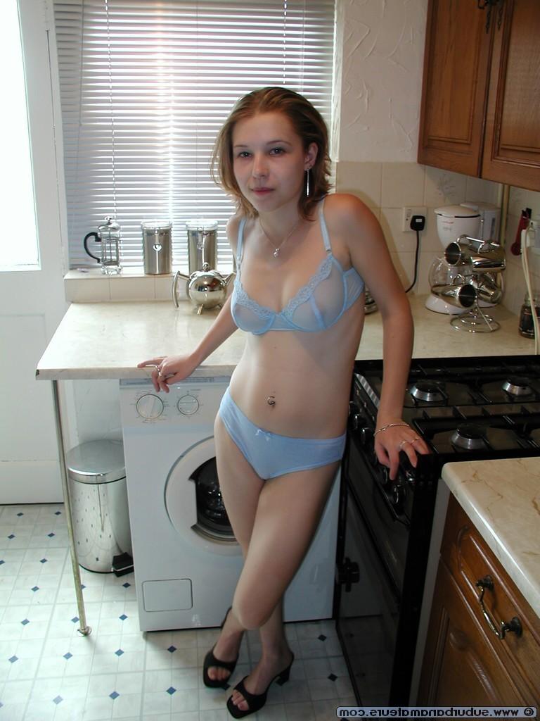20P Amateur-Liebling Kelli posiert auf Reisen nackt und in ihren Dessous