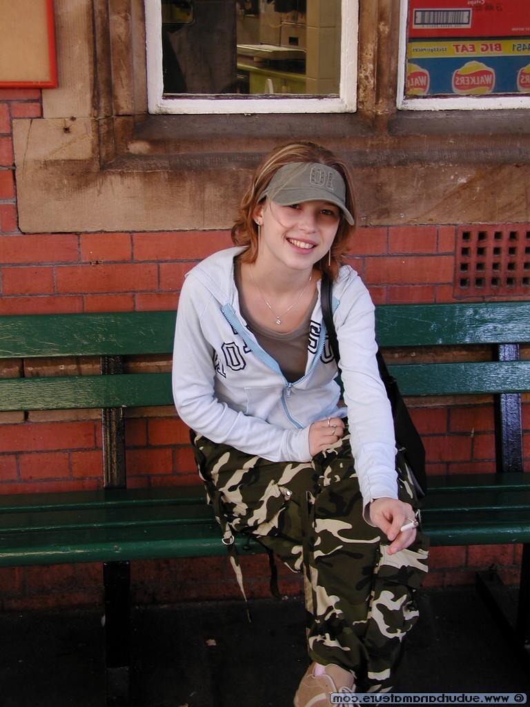 20P Amateur-Liebling Kelli posiert auf Reisen nackt und in ihren Dessous