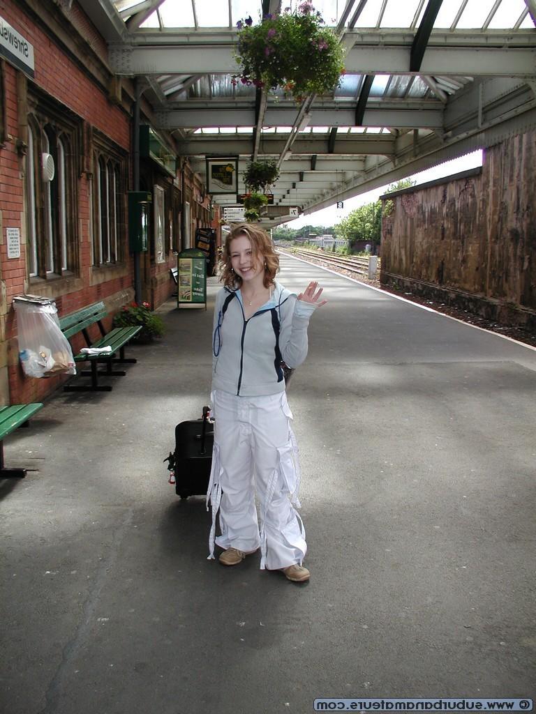 20P Amateur-Liebling Kelli posiert auf Reisen nackt und in ihren Dessous