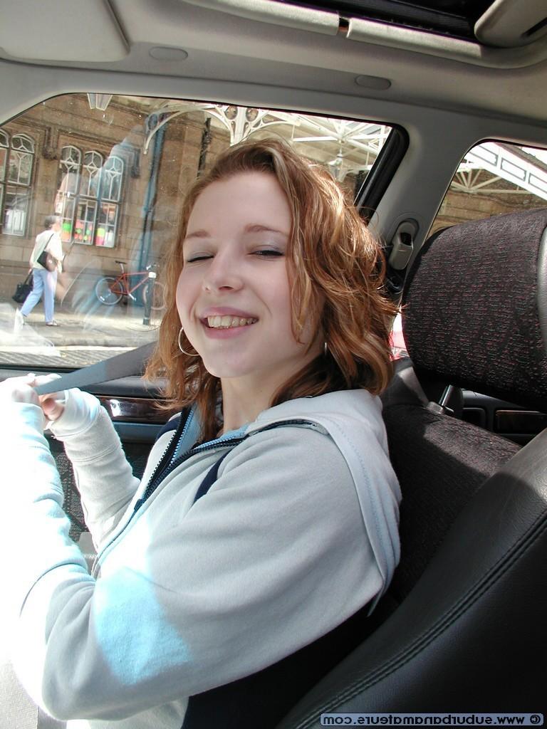 20P Amateur-Liebling Kelli posiert auf Reisen nackt und in ihren Dessous