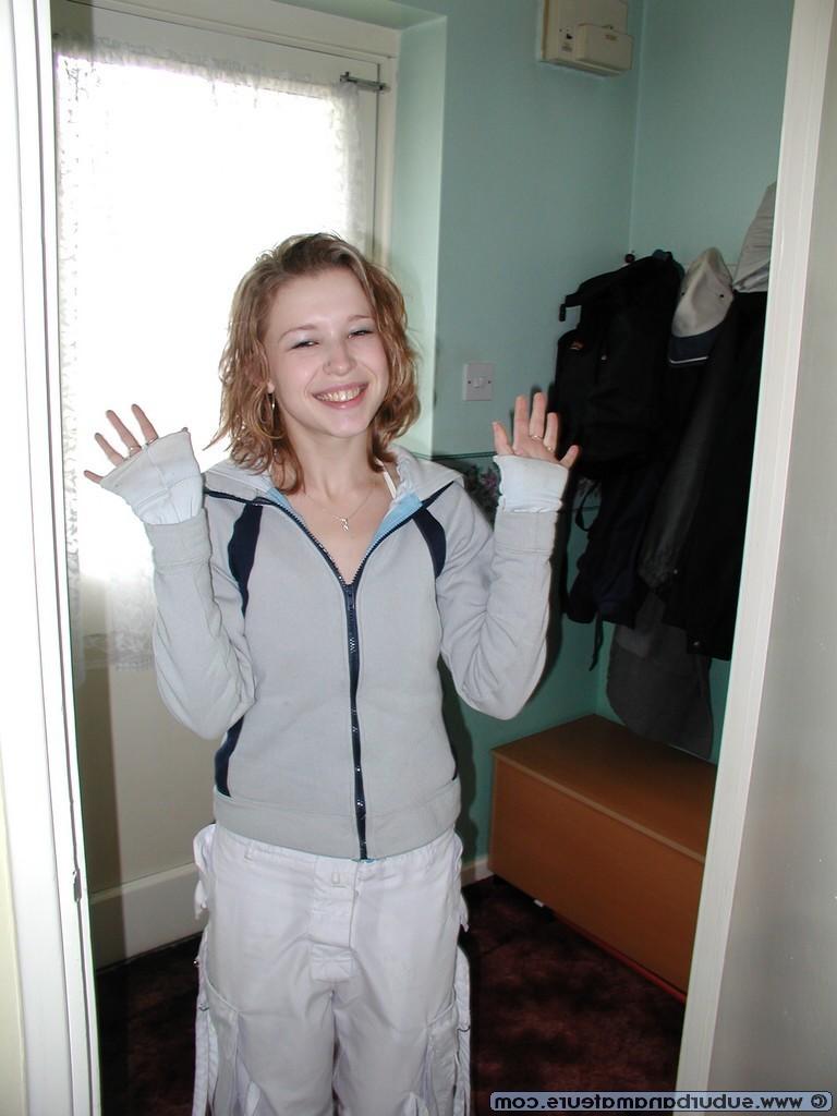 20P Amateur-Liebling Kelli posiert auf Reisen nackt und in ihren Dessous