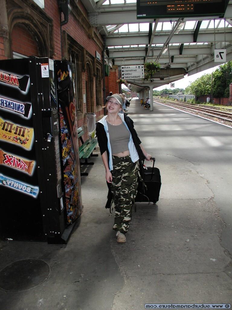 20P Amateur-Liebling Kelli posiert auf Reisen nackt und in ihren Dessous