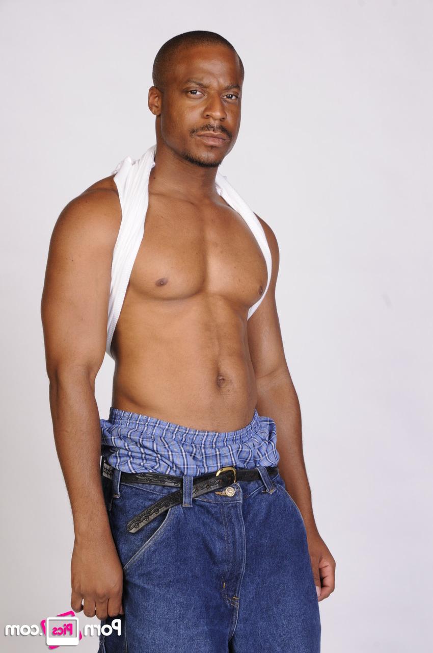 20P O modelo gay alto de ébano Trest Agg revela seu corpo magro e pau enorme