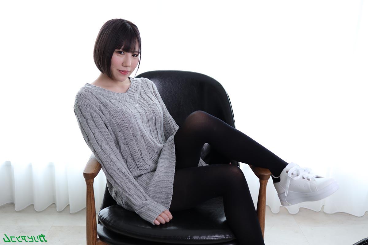 18P A gata japonesa Riri Shiraki exibe seus peitos grandes e é brincada e fodida