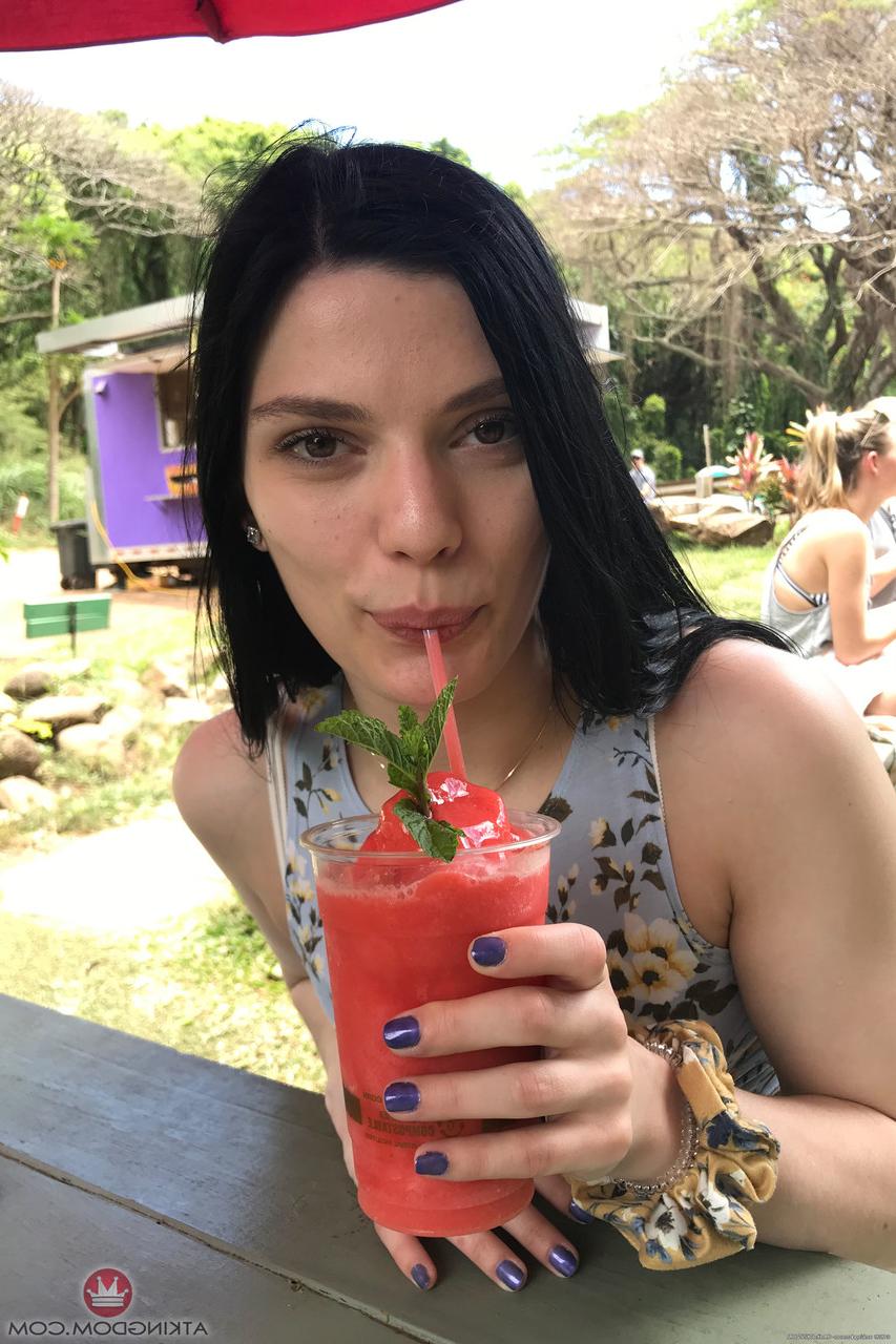 20P La dulce joven amateur Sadie Blake se burla con su bonito culo y sus pequeñas tetas