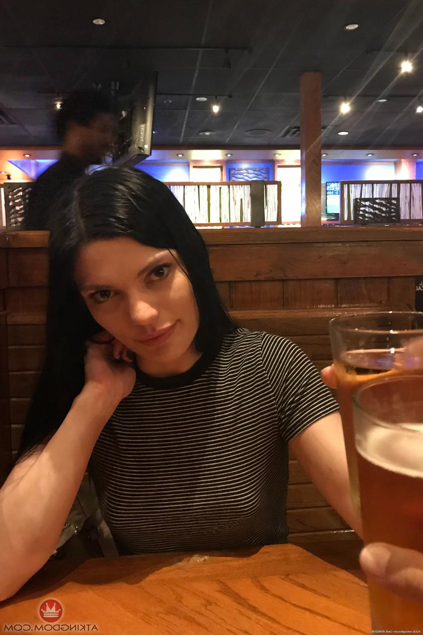 20P La dulce joven amateur Sadie Blake se burla con su bonito culo y sus pequeñas tetas