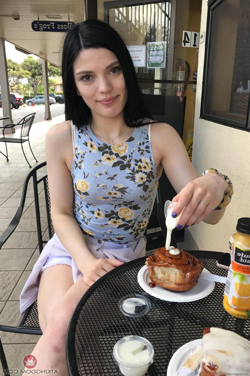 20P La dulce joven amateur Sadie Blake se burla con su bonito culo y sus pequeñas tetas