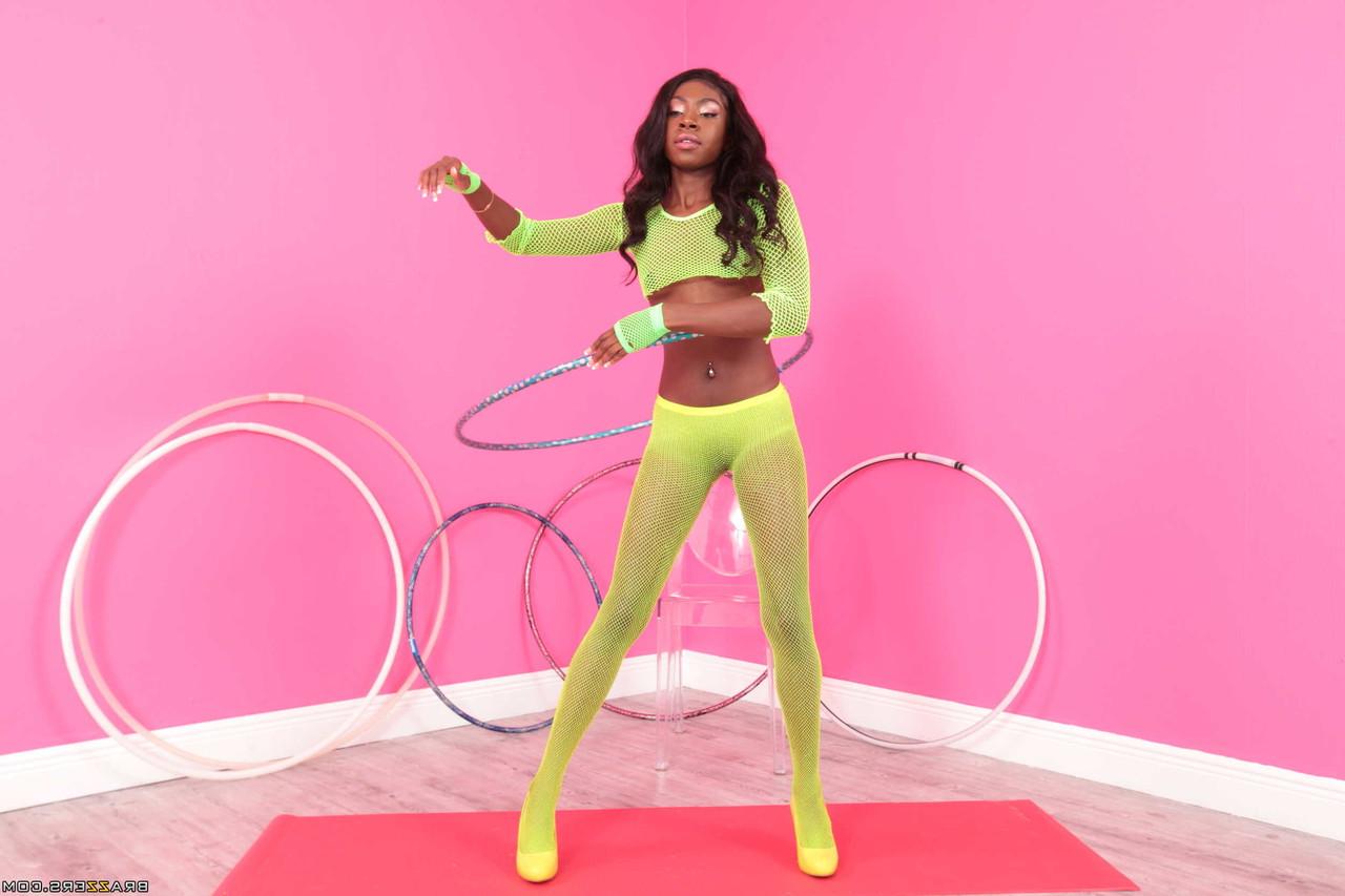20P A negra magra Anne Amari expõe seus peitos minúsculos e sua bunda gostosa em um solo