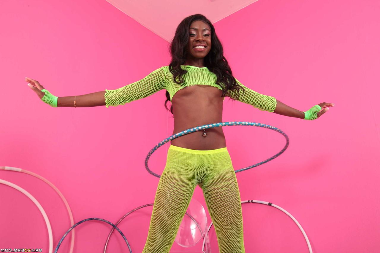 20P A negra magra Anne Amari expõe seus peitos minúsculos e sua bunda gostosa em um solo
