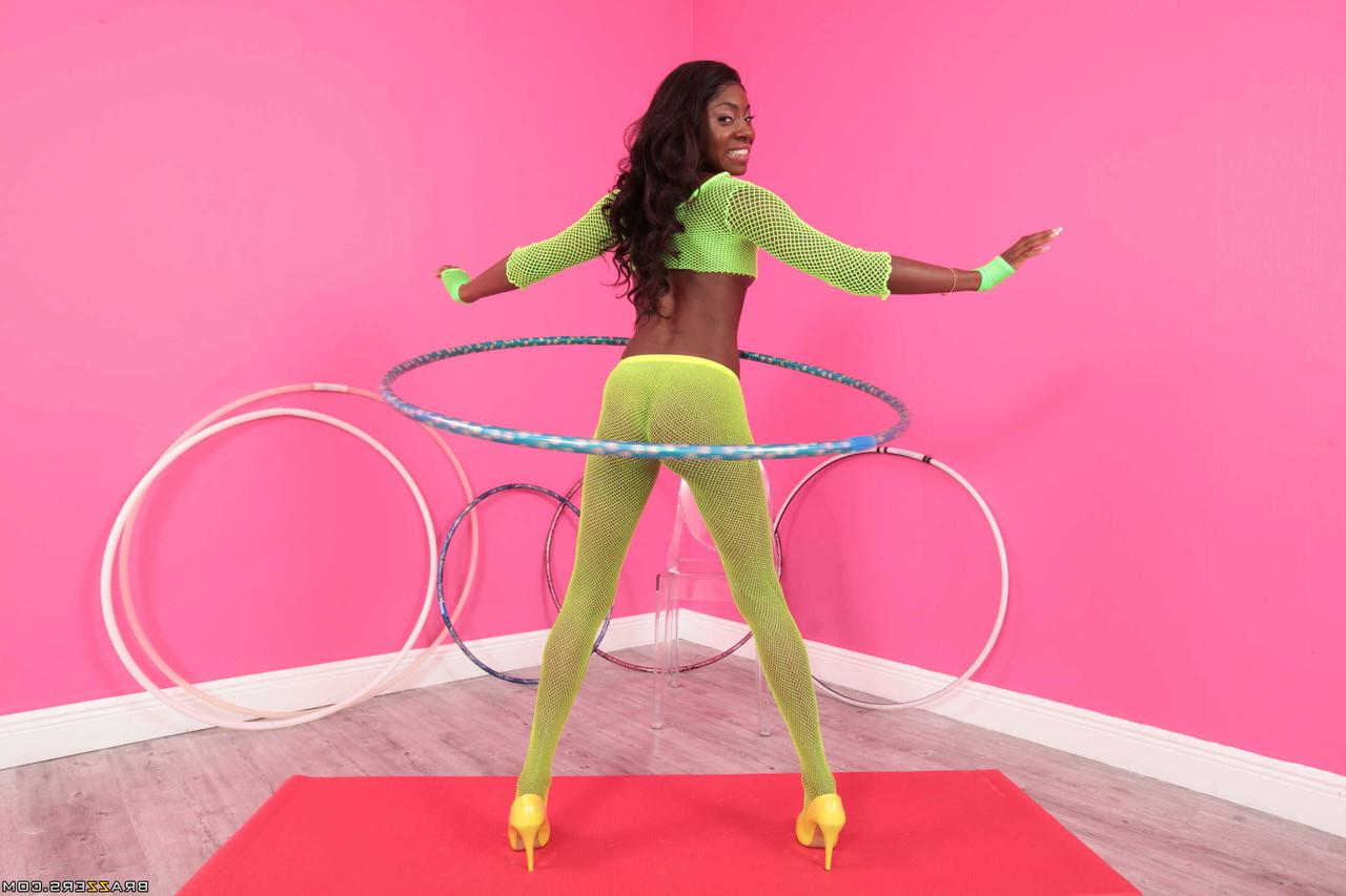 20P A negra magra Anne Amari expõe seus peitos minúsculos e sua bunda gostosa em um solo
