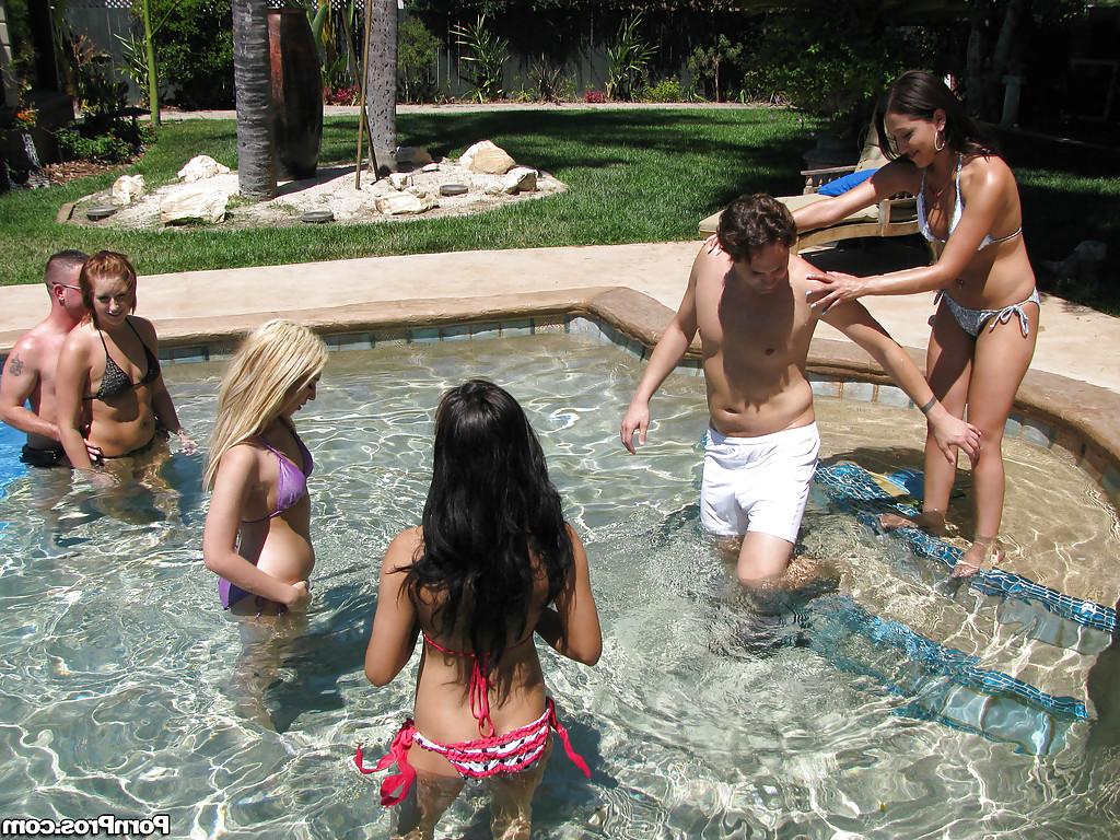 16P Parker Page e suas amigas posando na piscina esperando por sexo quente