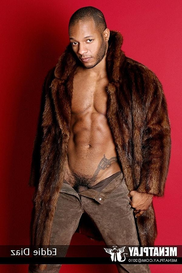 15P Le beau bodybuilder gay ébène Eddie Diaz se déshabille et montre son corps musclé et chaud