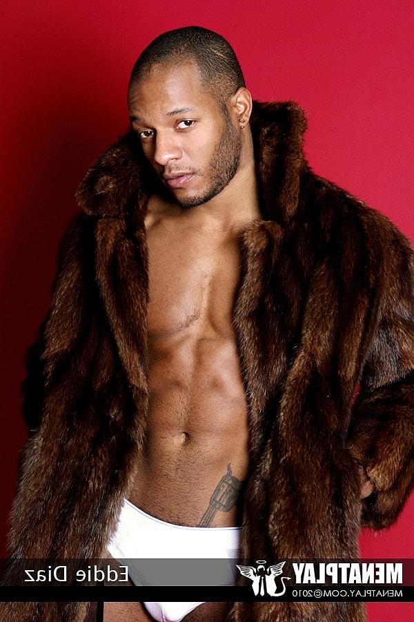15P Le beau bodybuilder gay ébène Eddie Diaz se déshabille et montre son corps musclé et chaud