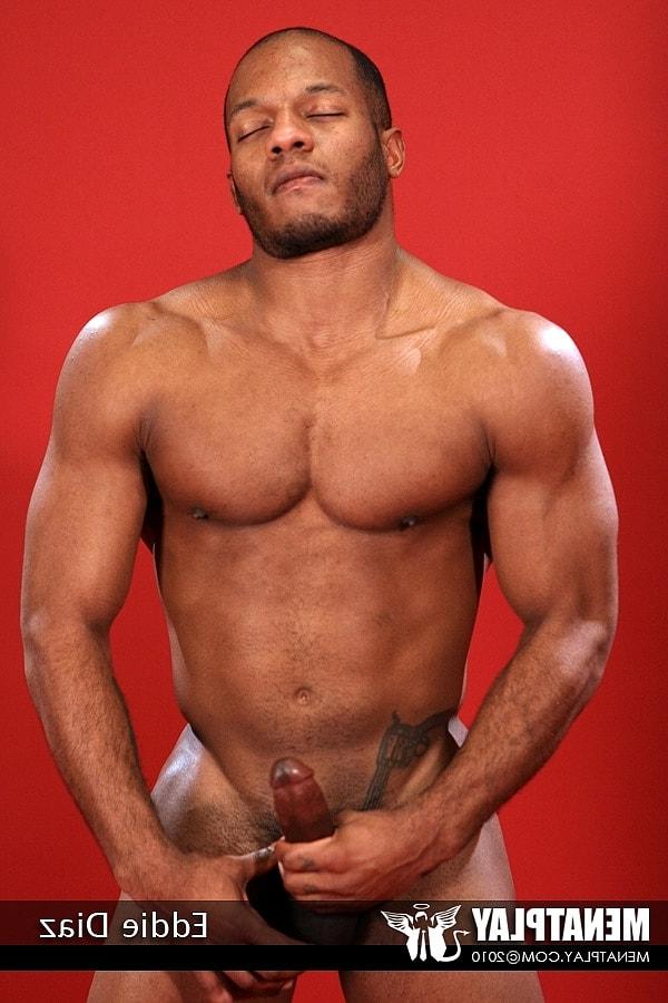 15P Le beau bodybuilder gay ébène Eddie Diaz se déshabille et montre son corps musclé et chaud