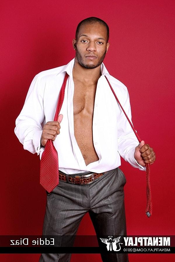 15P Le beau bodybuilder gay ébène Eddie Diaz se déshabille et montre son corps musclé et chaud