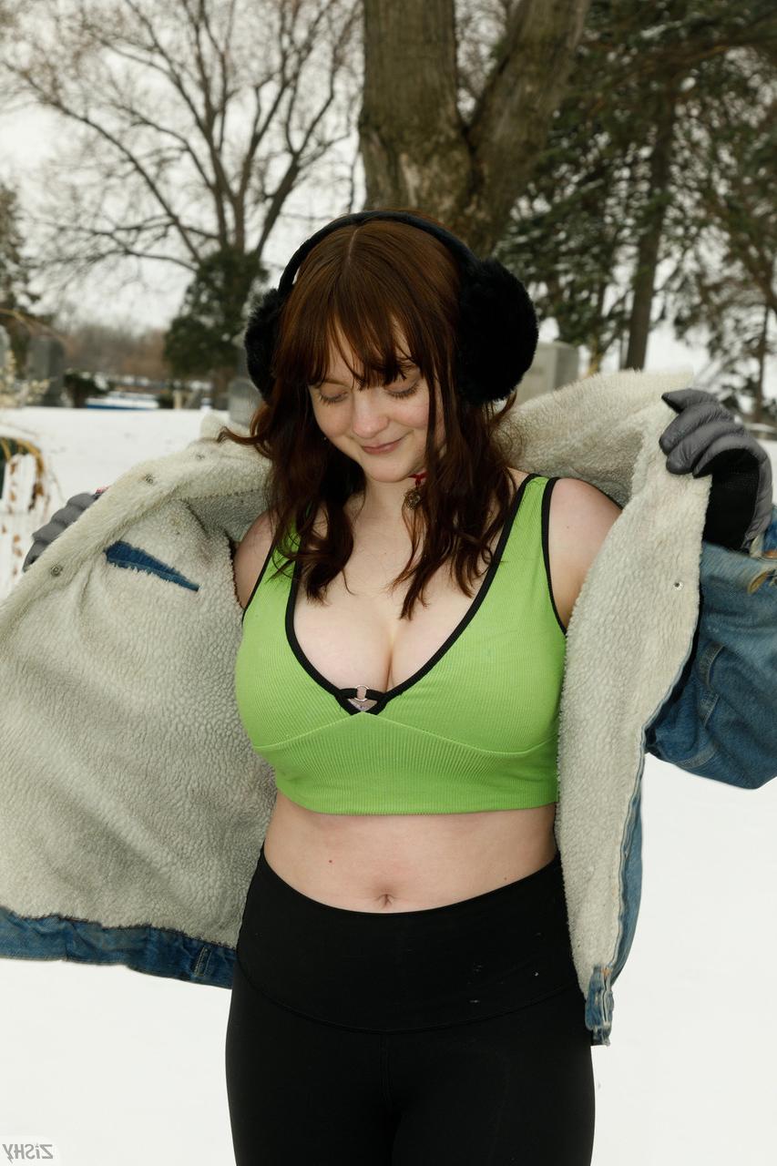13P A gata amadora Daisy Wensday exibe seus incríveis juggs e bunda grande na neve