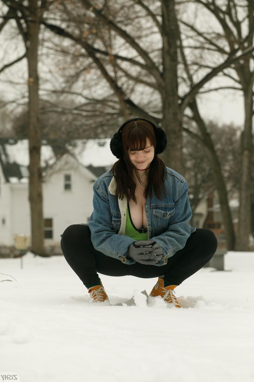 13P A gata amadora Daisy Wensday exibe seus incríveis juggs e bunda grande na neve