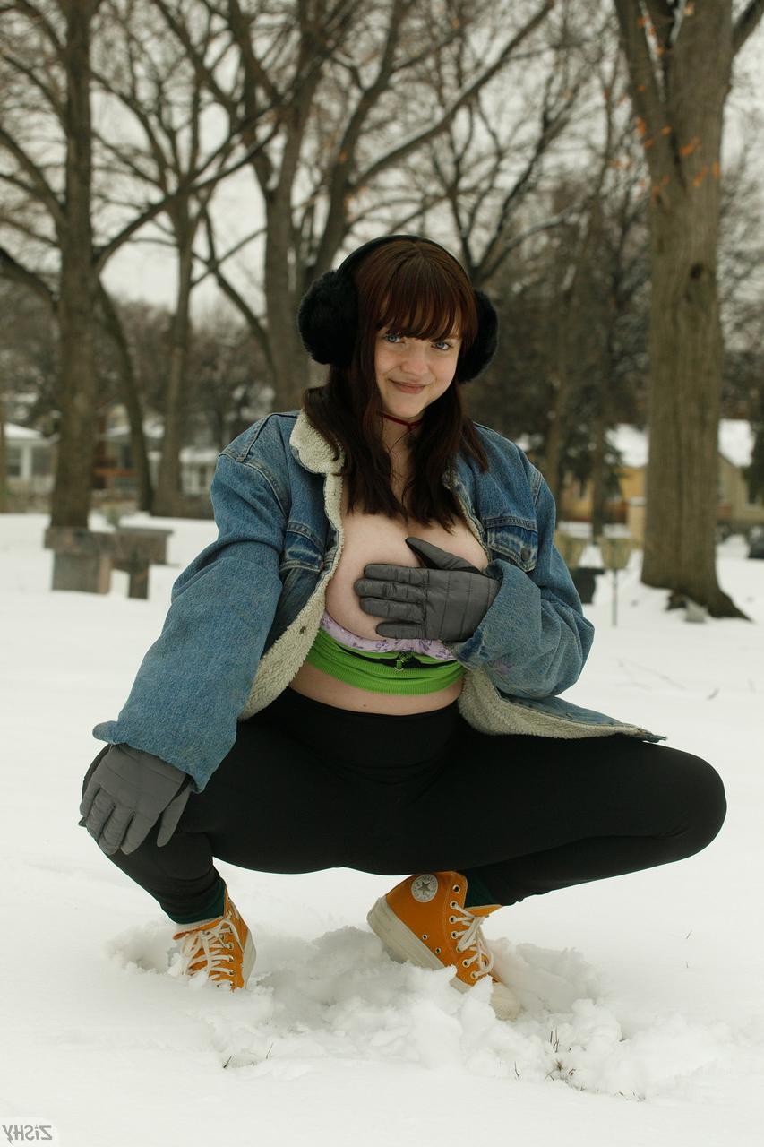13P A gata amadora Daisy Wensday exibe seus incríveis juggs e bunda grande na neve