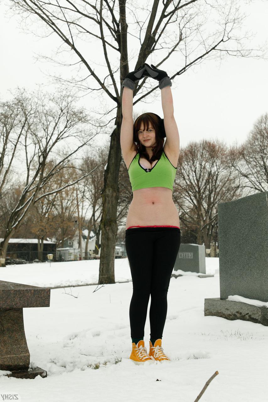 13P A gata amadora Daisy Wensday exibe seus incríveis juggs e bunda grande na neve